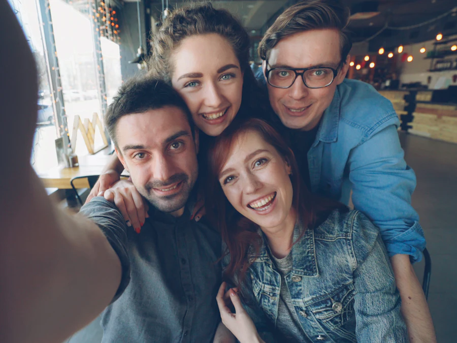 Amigos sonriendo en una selfie de viaje