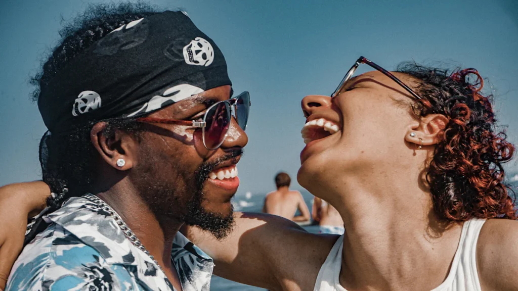 Pareja de viajeros riendo durante sus vacaciones