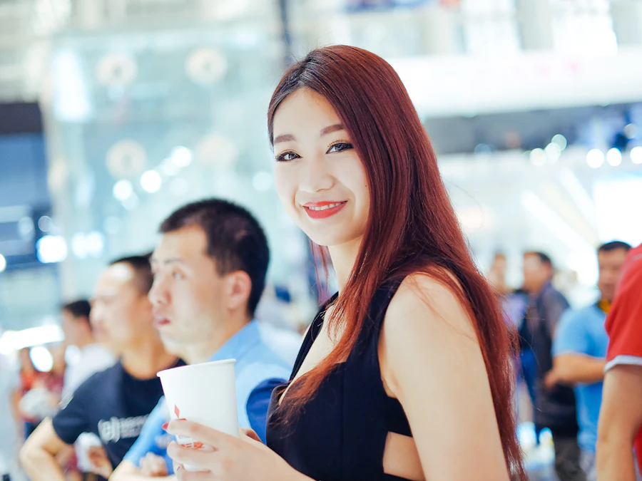 Viajera sonriendo en el aeropuerto antes de su vuelo