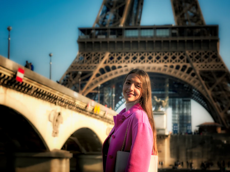 Viajera sonriendo frente a la Torre Eiffel en París