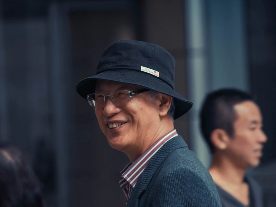 Viajero sonriendo en una calle de Tokio