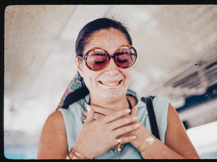 Viajera sonriendo durante su viaje