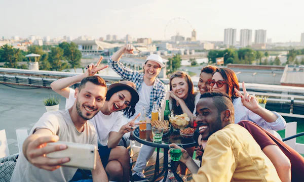 Amigos sonriendo en una terraza