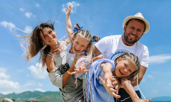 Familia sonriendo en la playa