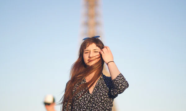 Viajera sonriendo en París